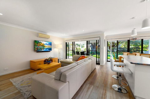 A Homely House 6 Mistral Close - Accommodation China 4