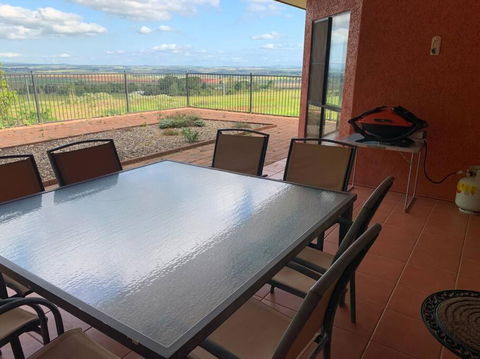 A Picturesque 3 Bedroom House With Splendid Views - Accommodation Guide 1