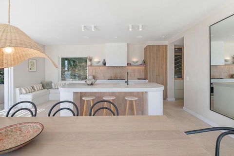 A Slice Of Paradise, Newly Transformed Avalon House With Breathtaking Views - Accommodation Guide 3