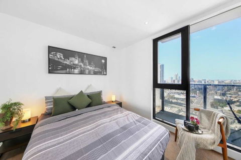 A Stylish 2BR Apt With City Views In Southbank - Accommodation Guide 2