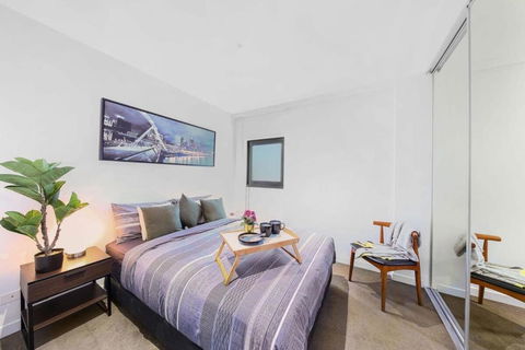 A Stylish 2BR Apt With City Views In Southbank - Accommodation Guide 4