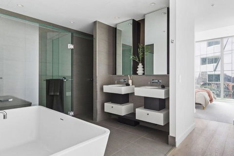 A Stylish 3BR Apt With Harbour Views FREE Parking - Accommodation Guide 2
