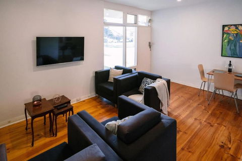 A Wave Away At Glenelg - Accommodation Guide 2
