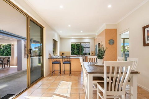 A Wave From It All - Lennox Head - Accommodation Guide 2