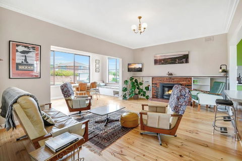 A Wave From It All - Accommodation Guide 0