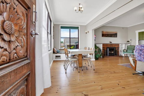 A Wave From It All - Accommodation Guide 1