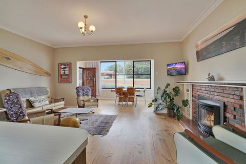 A Wave From It All - Accommodation Guide 2