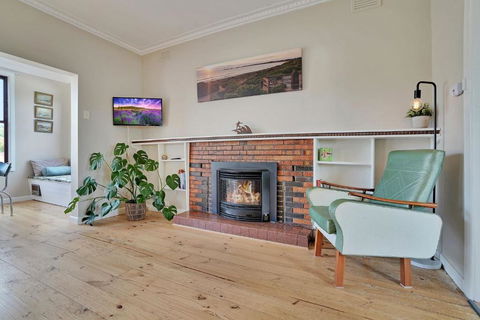 A Wave From It All - Accommodation Guide 3