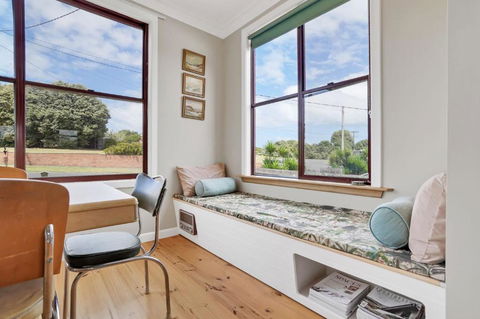 A Wave From It All - Accommodation Guide 4