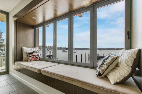 A Window On The Bay - Accommodation Guide 2