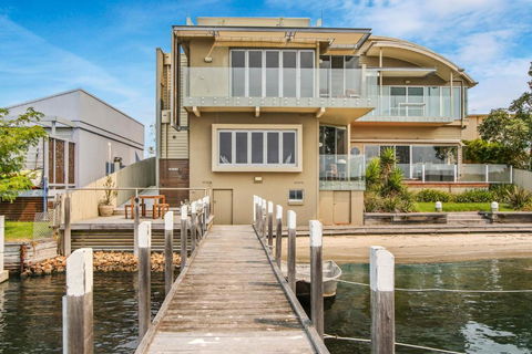 A Window On The Bay - Accommodation Guide 0
