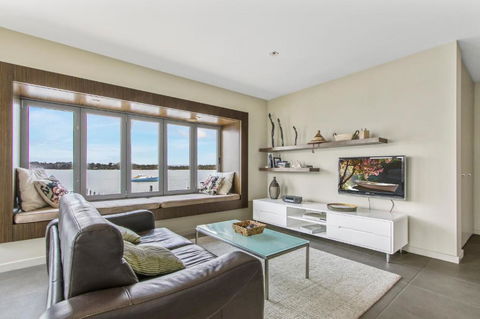 A Window On The Bay - Accommodation Guide 3