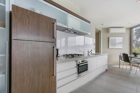 A Window On The Bay - Accommodation Guide 4