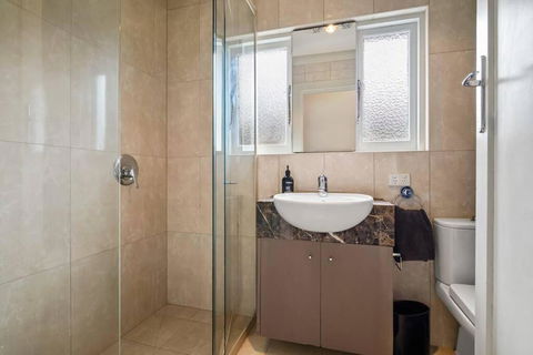 A1 Art Deco 2 Bedroom Apt Sleeps 5 Nimmo1 - Accommodation Guide 3
