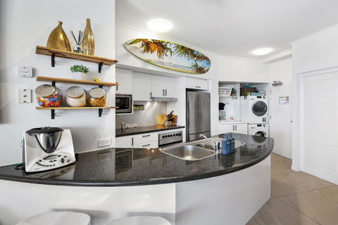Absolute Beachfront Rolling Surf Resort - Accommodation Guide 1