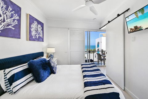 Absolute Beachfront Rolling Surf Resort - Accommodation Guide 2