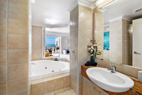 Absolute Beachfront Rolling Surf Resort - Accommodation Guide 3