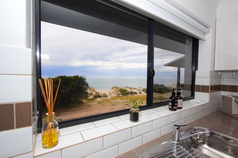 Absolute Beachfront Sandy Feet 2 Upstairs 2 Bedroom Apartment Beach Stayz Semaphore - Accommodation China 2