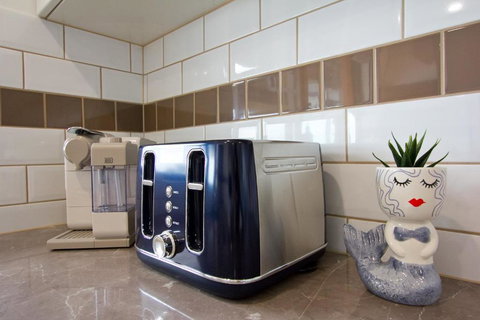 Absolute Beachfront Sandy Feet 2 Upstairs 2 Bedroom Apartment Beach Stayz Semaphore - Accommodation China 3