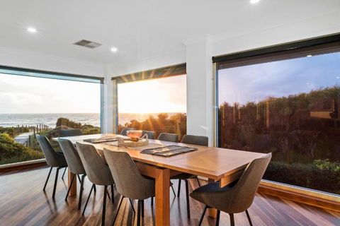 Absolute Oceanfront - Sunsets - Accommodation Guide 3