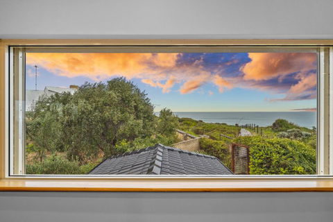 Absolute Oceanfront - Sunsets - Accommodation Guide 4