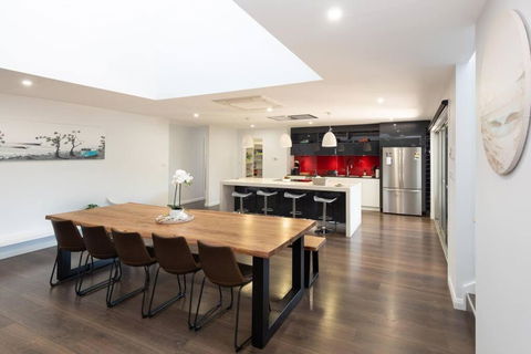 Absolute Waterfront, Amazing Views, Maloneys Beach - Accommodation Guide 3