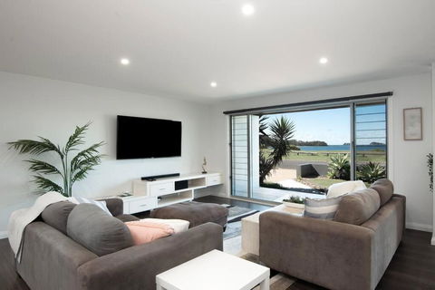 Absolute Waterfront, Amazing Views, Maloneys Beach - Accommodation Guide 1