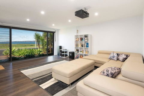Absolute Waterfront, Amazing Views, Maloneys Beach - Accommodation Guide 2
