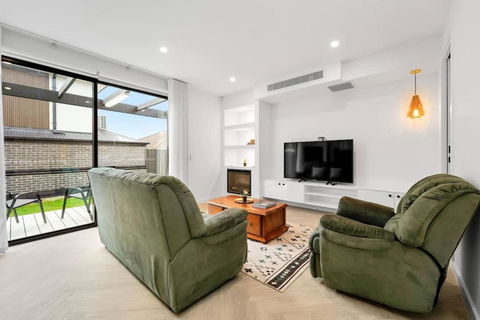 Absolutely Stunning Newly Built Burwood Townhouse - Accommodation Guide 2