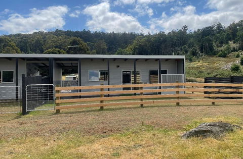 Acacia Hills Retreat - Accommodation Guide 0
