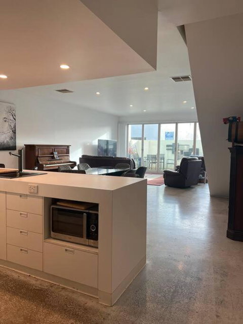 Access To All CBD Has To Offer - Accommodation China 4