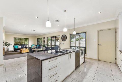 Accommodation On Lansell 1 Being Unit 1 Of 6 Lansell Street - Accommodation Asia 0