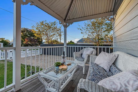 Addisons Stanthorpe With Hot Tub - Accommodation Guide 4
