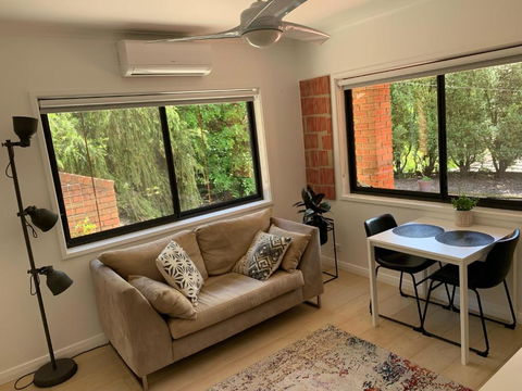 Adorable 1 Bedroom Private Apartment - Accommodation Guide 2