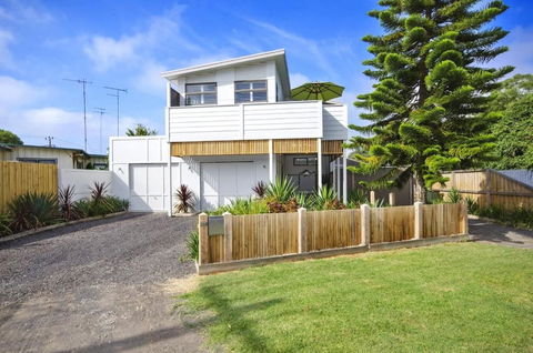 Adrift At Ocean Grove - Accommodation Guide 0