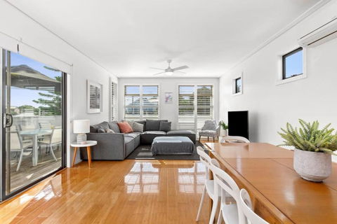 Adrift At Ocean Grove - Accommodation Guide 1