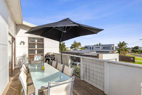 Adrift At Ocean Grove - Accommodation Guide 2