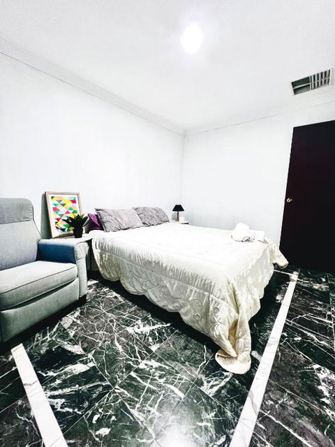 Affordable Beautiful Queen Bedroom Near City Swan River Fremantle University - Accommodation Guide 1