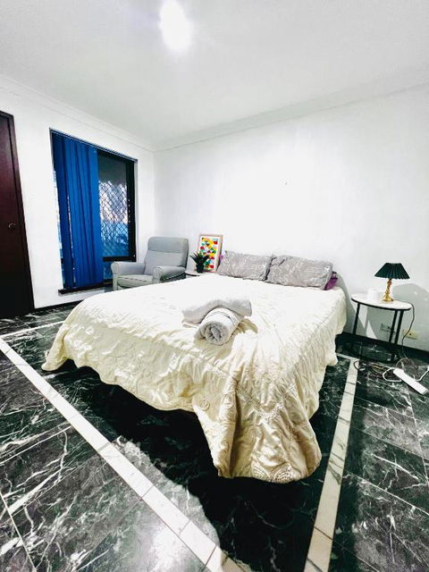 Affordable Beautiful Queen Bedroom Near City Swan River Fremantle University - Accommodation Guide 0