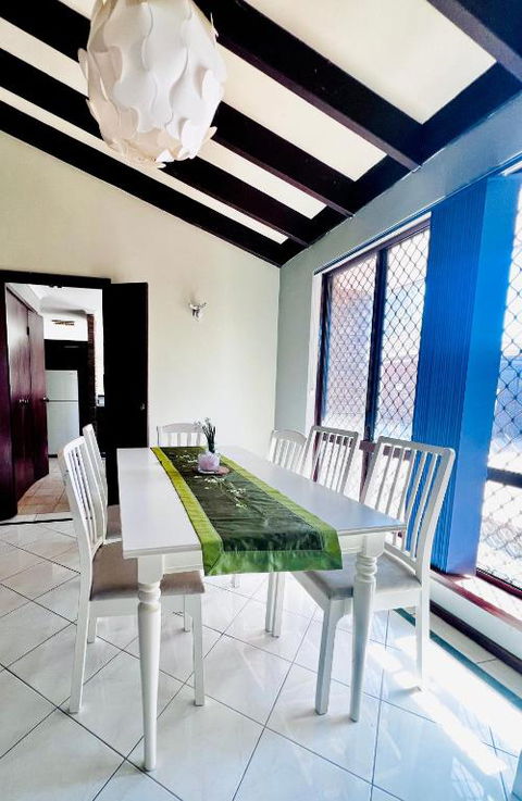 Affordable Beautiful Queen Bedroom Near City Swan River Fremantle University - Accommodation Guide 3