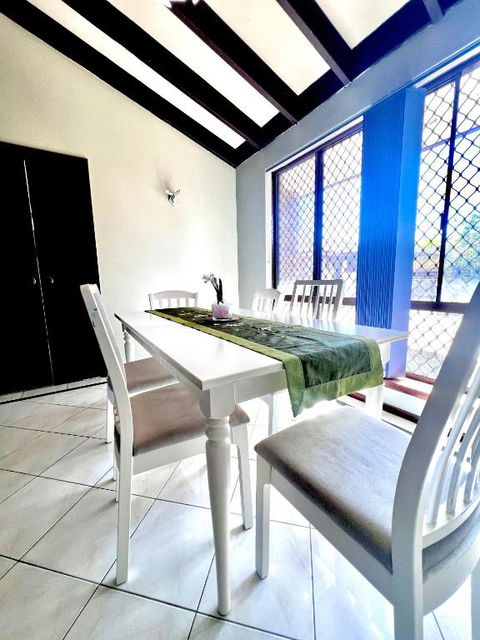 Affordable Beautiful Queen Bedroom Near City Swan River Fremantle University - Accommodation Guide 4