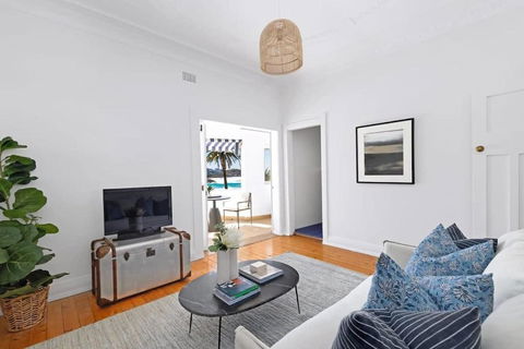 Absolute Seafront Bronte - Accommodation Guide 3