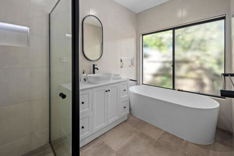 A Holiday Home For All Seasons - Modern, Peaceful, Family Friendly - Accommodation Guide 1