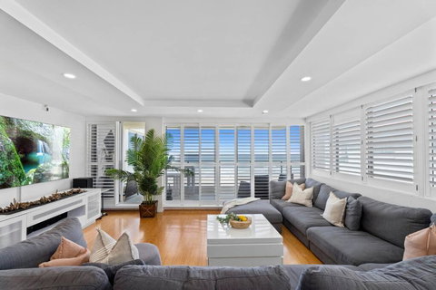 Absolute Beachfront Apartment 3B Pool Spa - Accommodation Asia 2