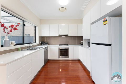Aircabin - Carlingford - Sydney - 4 Beds House - Accommodation Guide 1