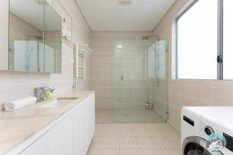 Aircabin - Fairfield - Modern - 6 Bedrooms House - Accommodation Asia 3