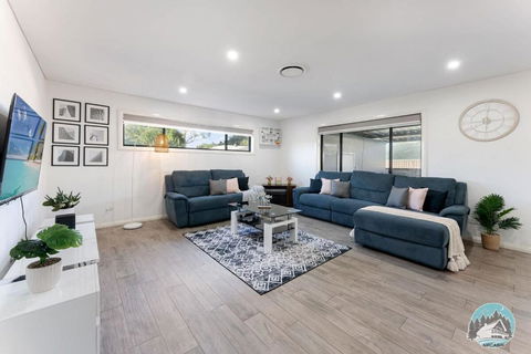Aircabin - Guildford - 3 Beds Spacious House - Accommodation Guide 0