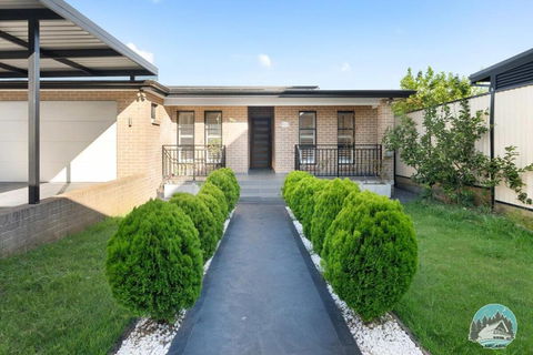 Aircabin - Guildford - 3 Beds Spacious House - Accommodation Guide 1