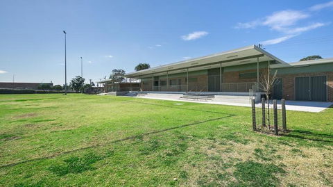 Aircabin - Guildford - 3 Beds Spacious House - Accommodation Guide 4