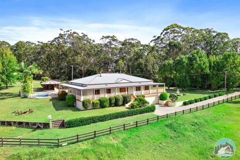 Aircabin - KANGY ANGY - Rural Retreat 4 Bedrooms - Accommodation Guide 0